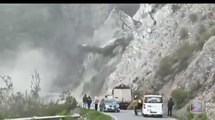 Un deslizamiento de tierra arrasa una carretera en Perú