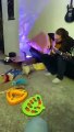 Dueño toca la guitarra al compás de los maullidos del gato
