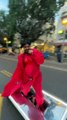 #VIRAL: Una persona vestida como Rihanna y montada en un monopatín eléctrico por las calles.