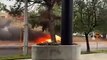 #VIDEO: Automóvil en llamas bajó por toda la avenida Valle de San Ángel, en San Pedro Garza García en Nuevo León; se detuvo al impactar con un señalamiento vial.