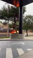 #VIDEO: Automóvil en llamas bajó por toda la avenida Valle de San Ángel, en San Pedro Garza García en Nuevo León; se detuvo al impactar con un señalamiento vial.