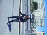 Une folle qui danse sur les rails du tram' xD