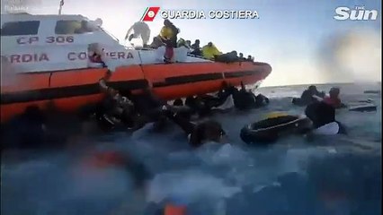 Download Video: Dramáticas imágenes de los guardacostas italianos rescatando a inmigrantes en el mar