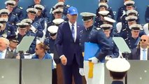 Presidente Biden se cae en el escenario mientras entrega los diplomas en la graduación de la Academia de las Fuerzas Aéreas de EE.UU.