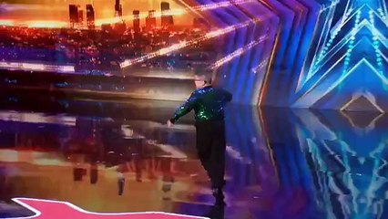 下载视频: AGT 2023 - Lambros García, un prodigio del baile de 10 años, deslumbra al público con sus increíbles movimientos | Audiciones