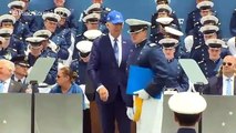 Presidente Biden se cae durante la ceremonia de graduación de las Fuerzas Aéreas