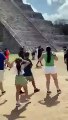 #VIRAL  ¿De nuevo? Un turista burla seguridad y sube pirámide en Chichén Itzá al bajar lo reciben a golpes