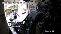Delincuente intenta robar una tienda de electrodomésticos y el dueño abre fuego en su contra; vecinos lo linchan