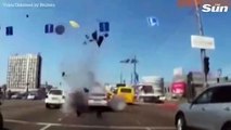#VIDEO: Momento en el que parte de un MISIL ruso se estrella contra el suelo junto al Taxi de Kyiv en una afortunada huida
