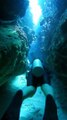 Buceadores navegan por estrechos cañones de la barrera de coral de Belice