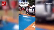 #OMG: Familia lanzó bloques de hielo a su piscina para quitarse el calor debido a las altas temperaturas