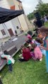 #VIDEO: Mujer hace baile para adulto frente a niños durante festival del vino rosado en  Třebíč