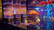 AGT 2023: ¡La electrizante actuación de las gemelas Rybka ilumina el escenario! | Audiciones