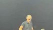 Mira cómo reacciona el rockero Bryan Adams cuando un fan sube a escenario cantando un poco