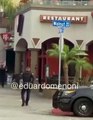 Critican a policias en la forma que arrestana a mujer fuera de restaurante