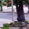 Habitante en condición de calle fue grabado realizando actos obscenos en vía pública y un policía actuó de la siguiente manera.