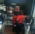 #VIDEO: Empleada de Jack-in-the-Box dispara a un cliente de autoservicio durante una discusión por papas fritas.