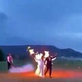 Los novios prenden fuego a sus trajes durante la ceremonia