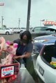 #VIDEO: Mujer es captada robando paquetes de carne de un supermercado.
