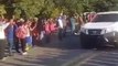 Un grupo armado, presuntos integrantes del #CárteldeSinaloa es ovacionado al pasar por la carretera Panamericana #LaTrinitaria  en Chiapas