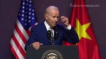 Secretaria de prensa interrumpe a Biden mientras el siguea hablando