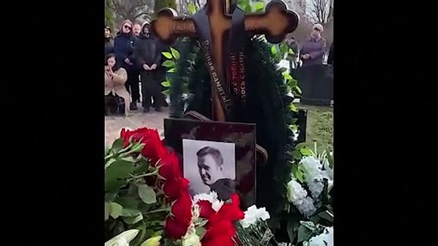 موسكو... تأبين مؤثر أمام قبر المعارض الروسي الراحل أليكسي نافالني بعد أربعين يومًا على وفاته