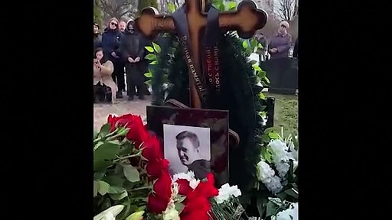 موسكو... تأبين مؤثر أمام قبر المعارض الروسي الر...