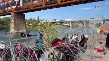 #OMG:  Migrantes cubren con cobijas los alambres de púas para cruzar la frontera hacia Estados Unidos.