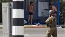 soldado israelí obliga a dos terroristas de Hamas a quitarse la ropa para asegurarse de que no llevan explosivos antes de ser arrestados.
