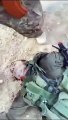 Golpean los cuerpos de soldados militares caidos en combate