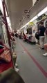 Pasajeros del metro en Toronto se enfrentan a golpes