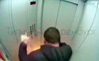 Estupido jugando con fuego en el elevador