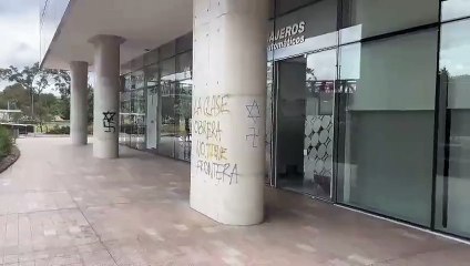 Descargar video: Encapuchados vandalizó la embajada de Israel en Colombia, situada en Bogotá, dejando grafitis pro-palestinos en la sede diplomática.