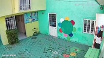 #VIDEO: hombre armado y su esposa atacan a una maestra del kínder Frida Khalo en Cuautitlan Izcalli