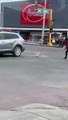 Mujer pierde el control arroja piedras a carros en la avenida