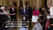 Mitch McConnell queda paralizado en plena rueda de prensa