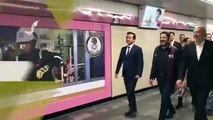 Hugo López -Gatell viajando en el Metro de la CDMX con su familia