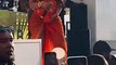 #OMG: Cardi B lanza micrófono a un fan