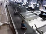 Padres perdieron de vista a su hijo unos segundos en el aeropuerto y ocurrió esto