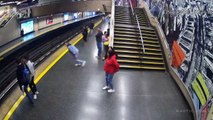 #VIDEO: Cámaras del Metro de Santiago de Chile captan el momento en que un hombre se lanza a las vías en frente de uno de los trenes. Testigos quedan impactados.