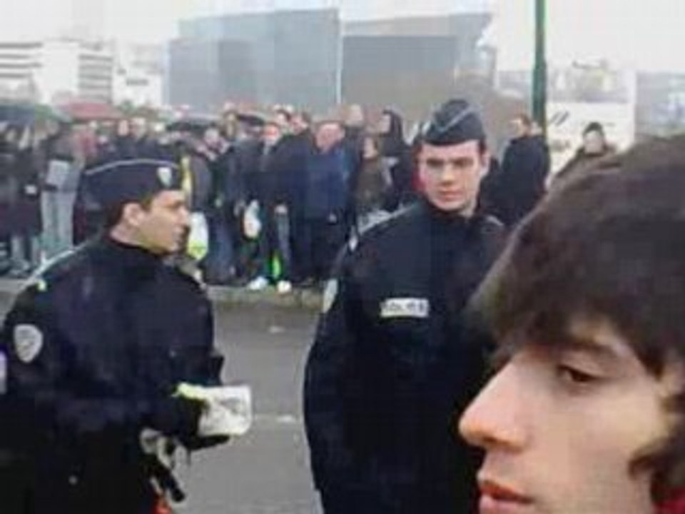 La flamme olympique et la police pro chinoise à paris part1