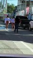Obligan a 2 jóvenes que venden vapeadores a caminar desnudos por calles de la población de #Sinaloa  con letreros que los acusan de 