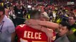 Travis Kelce y Taylor Swift se abrazan después de que los Chiefs ganaran el Super Bowl LVIII