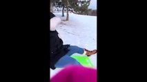 Niña y su comentario tan divertido mientras su madre se desliza sobre la nieve