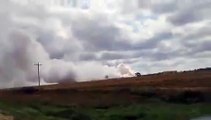 Un vagón que transportaba productos químicos peligrosos explotó, liberando humo tóxico y peligro en el aire.  Comienza u