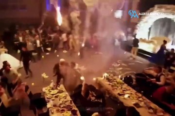 Télécharger la video: Tragedia en Irak: Incendio en un salón de bodas en el norte de Irak mató al menos a 113 personas e hirió a otras cientos