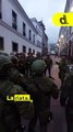 Militares se preparan para pelear con criminales en Quito, Ecuador.