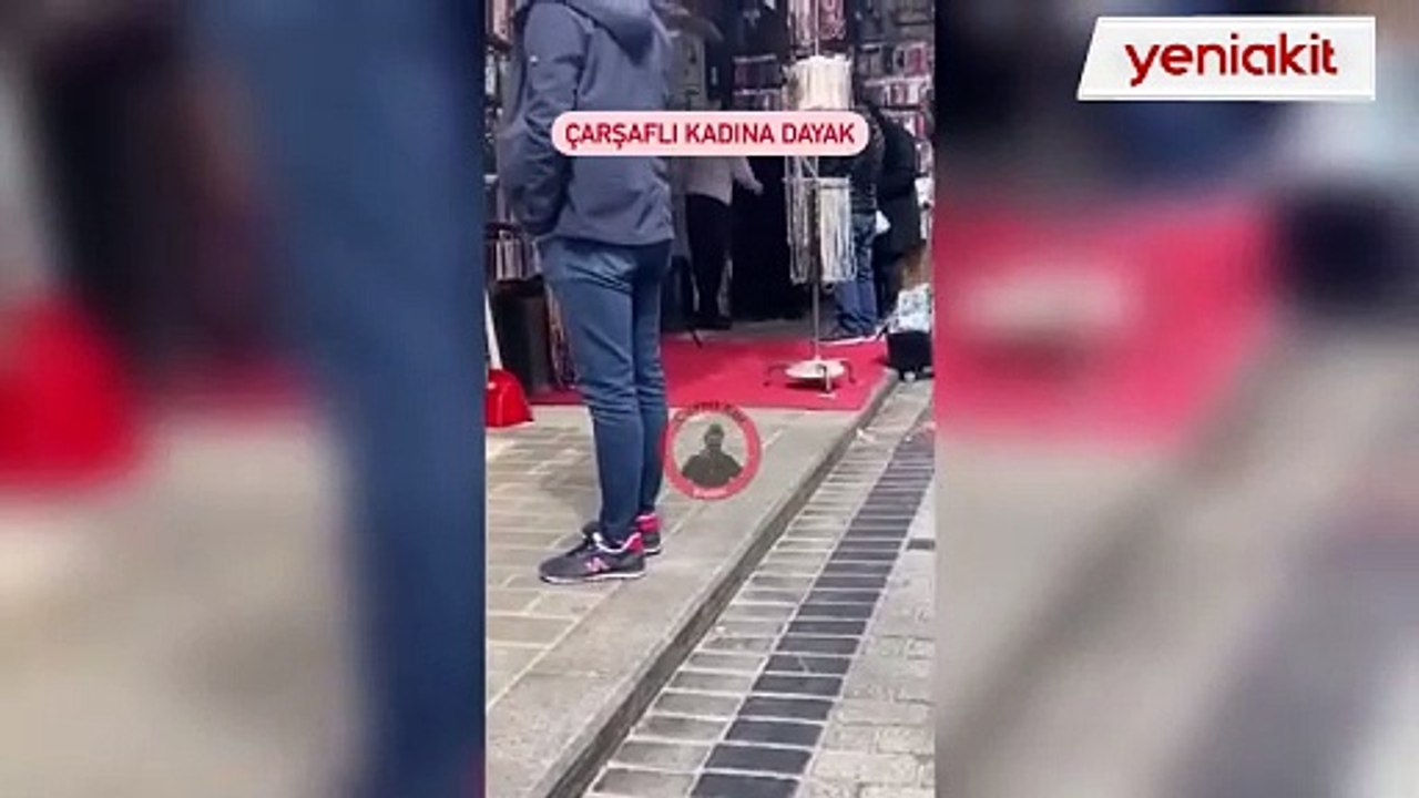Çarşaflı kadına alçak saldırı! Dini değerlere küfretti!