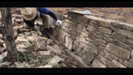 Beautiful stonework. Create a front garden./Belle maçonnerie.Créer un jardin de devant.