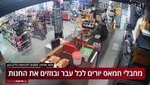 #VIDEO: terroristas de Hamas llegaron a una estación de servicio con dos personas en su interior que miran atónitos como los terroristas llegan corriendo